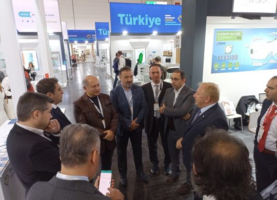 İKMİB Baskani Adil Pelister ile ISEK ekibi Medica Fuarinda bulustular